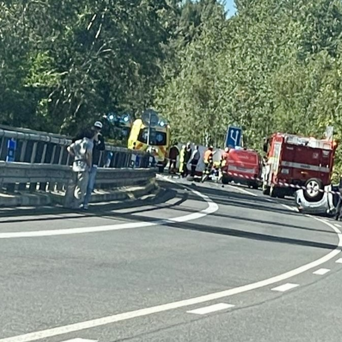 Smrtelná nehoda na Liberecku. Testovací Škoda Kodiaq skončila na střeše.