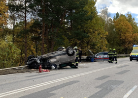 Vážná dopravní nehoda uzavřela silnici mezi Českým Krumlovem a Českými Budějovicemi