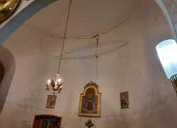 poškozený kostel v Pakostově