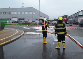 V Olomouci hrozí ekologická pohroma: uniklo 150 litrů kyseliny dusičné, hasiči na místě!