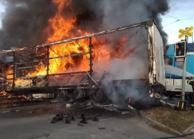 Srážka vlaku s kamionem v Olomouci. Na místě hoří. Několik osob je zraněno.