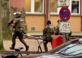 V Hamburské škole hrozili dva studenti zbraní učitelce! Na místě zasahuje policie.