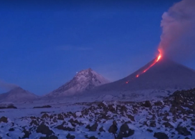 Sopka na Kamčatce vychrlila popel a dým až deset kilometrů vysoko.