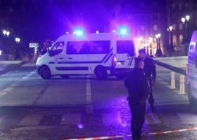 Islamista ubodal v Paříži německého turistu. Dalšího muže napadl kladivem.
