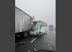 Vážná dopravní nehoda na 90. km D8 ve směru na Německo uzavřela dálnici.