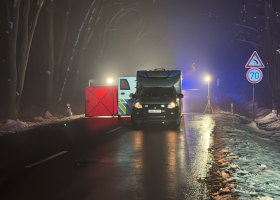 Na Nymbursku zemřeli pod koly dva chodci. U jedné nehody řidič dokonce ujel.