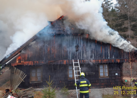 V Národním parku Šumava hoří chata. Na místě zasahují hasiči.