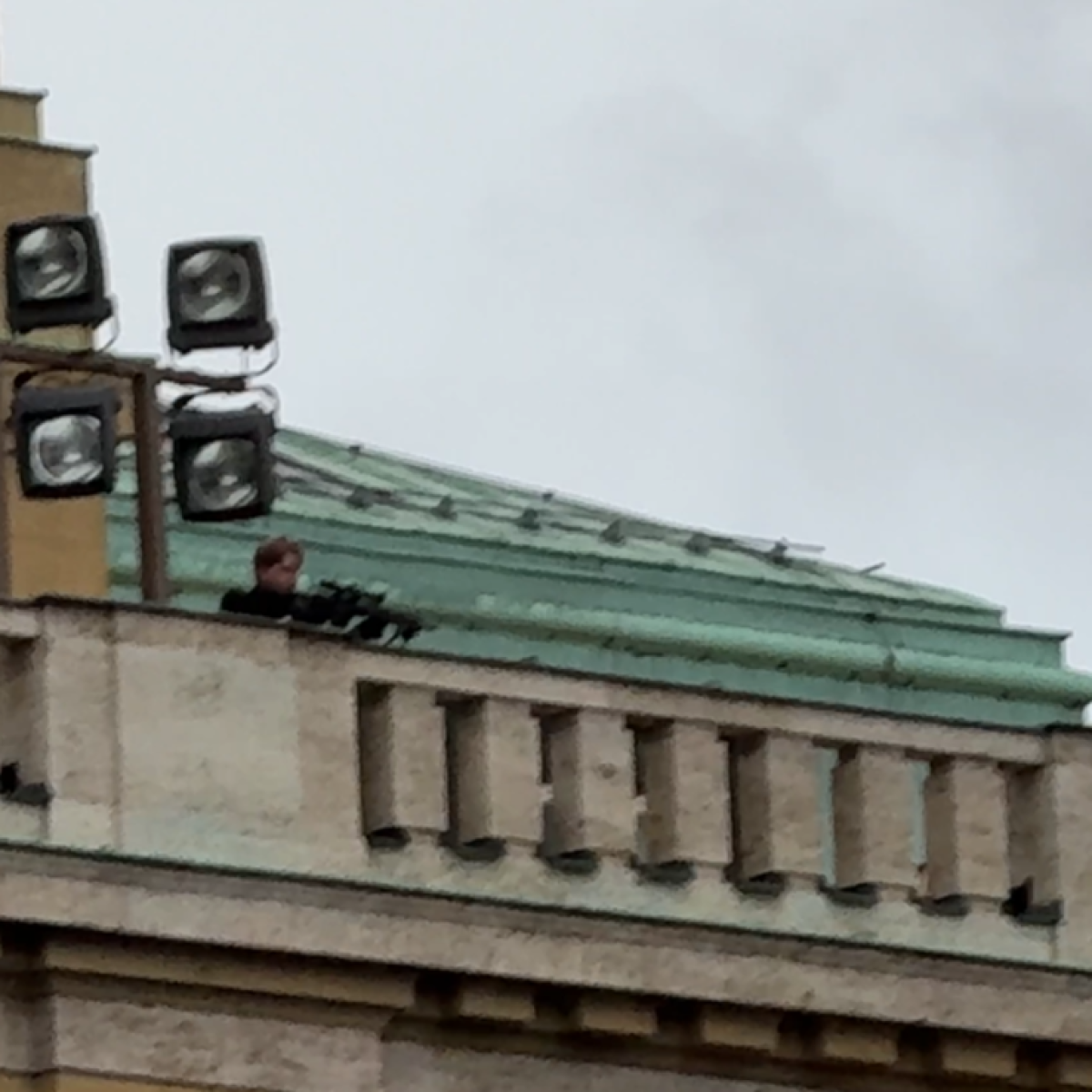 Policie ukázala další videa ze zásahu na Filosofické fakultě. "Prostřelil si hlavu!", zní na jednom z nich.