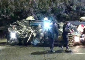 Při noční nehodě v Praze zemřeli dva lidé. Narazili autem do semaforu.