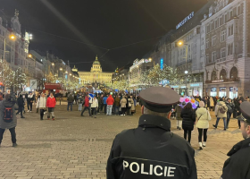 Příchod nového roku slavili lidé po celé zemi. V Praze, i přes zákazy, za použití zábavní pyrotechniky.