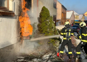 Na Českobudějovicku vybuchl dům a následně shořel.