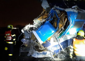 U Karviné se srazil vlak s kamionem. Strojvedoucí zemřel, na místě je 19 zraněných.