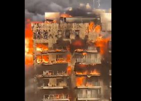 Plameny pohltily čtrnáctipatrovou budovu ve Španělsku. Minimálně 13 zraněných