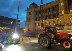 Traktory z pražské magistrály odjíždí. Stávku považují za ukradenou