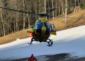 V Rokytnici nad Jizerou se zranil lyžař. Další zranění přibývají