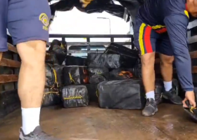 Čtyři tuny kokainu našli policisté v poloponorce u pobřeží Kolumbie