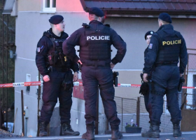 Policie zasahuje na Mělnicku, našli zde pobodaného muže, zraněné je i dítě