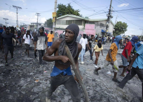 Gangsteři na Haiti osvobodili tisíce vězňů, vláda vyhlásila výjimečný stav