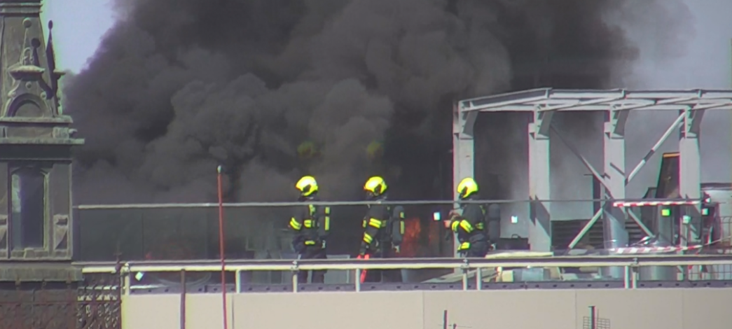 Černý dým zahalil Prahu, hoří budova v Jindřišské ulici