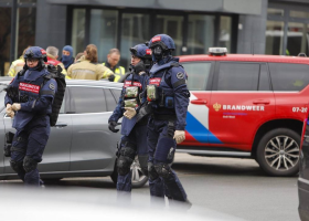 Neznámý muž drží v Nizozemsku několik rukojmí