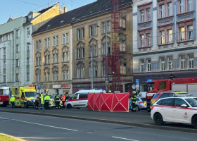Chodkyně, kterou srazila v Praze tramvaj, zemřela