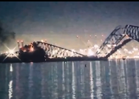 Po nárazu nákladní lodi se v Baltimoru zřítil čtyřproudový most
