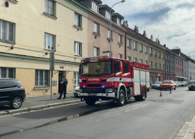Jeden člověk zemřel při požáru domu v Praze