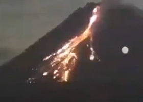Sopka Merapi v Indonésii opět chrlí lávu