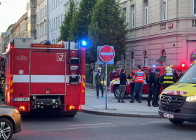 V pražské Bubenči hoří byt, na místě je několik zraněných
