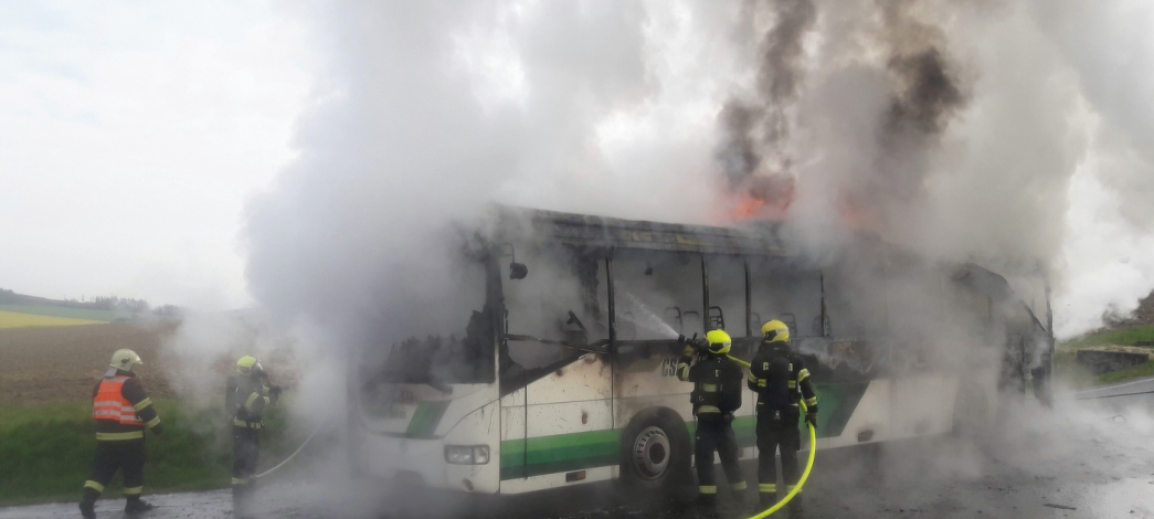 Na Plzeňsku shořel autobus, který přepravoval děti do divadla