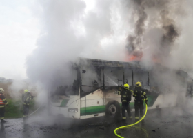 Na Plzeňsku shořel autobus, který přepravoval děti do divadla