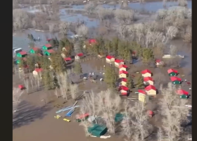 Na jihu Ruska se protrhla přehrada, voda zaplavila přes 2400 domů