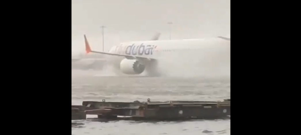 Dubaj zaplavila voda, povodeň zastavila i provoz na letišti