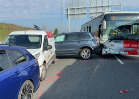Hromadná nehoda u pražského letiště, srazilo se šest aut a autobus