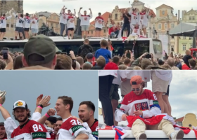 Tisíce fanoušků slaví společně s hokejisty zlato na Staroměstském náměstí
