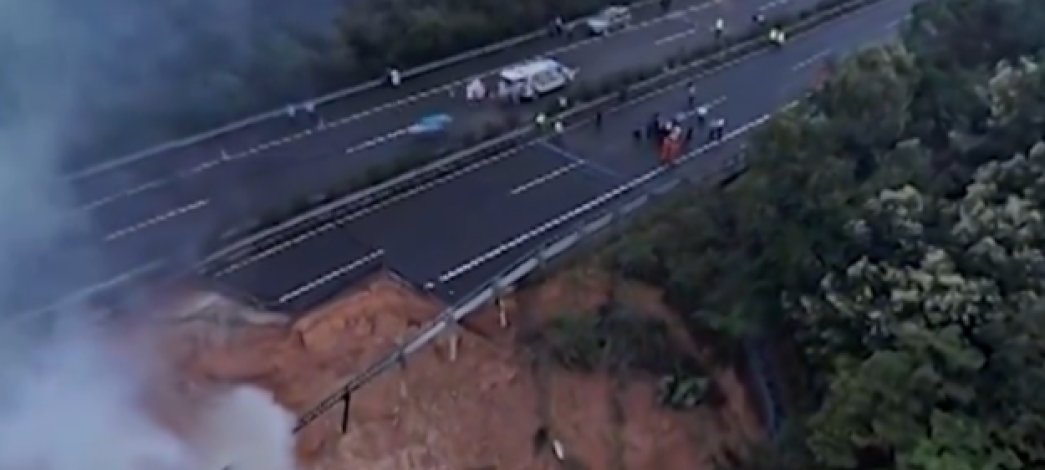 Nejméně 36 lidí zemřelo po zřícení dálnice na jihu Číny