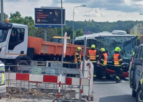 Po nehodě autobusu s náklaďákem v Praze vyhlásili záchranáři traumaplán