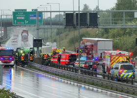 Pražský okruh téměř zablokovala vážná dopravní nehoda kamionu, přejel do protisměru a převrátil se