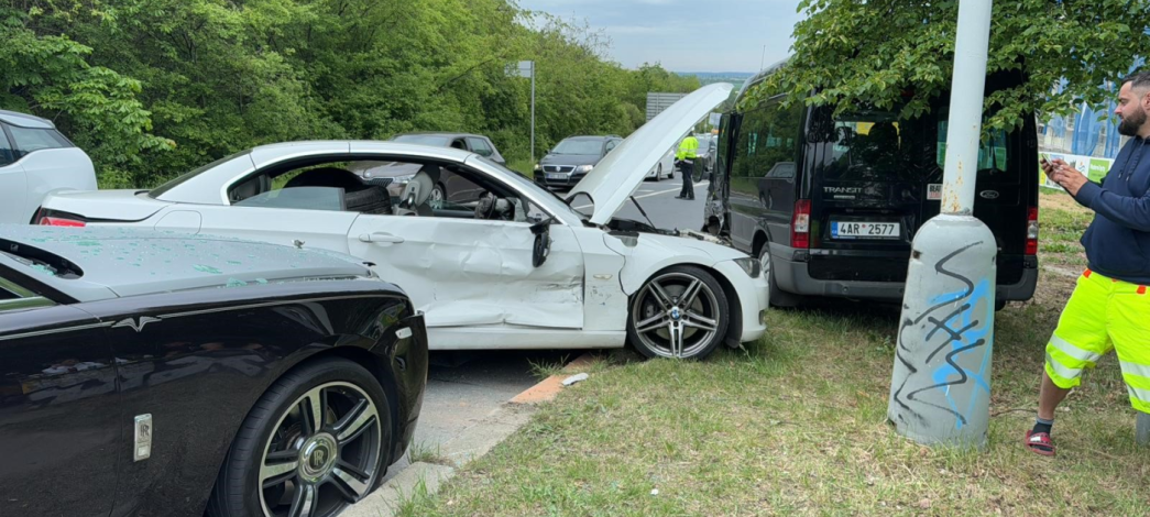 Ukradené BMW nabouralo do dodávky, řidič BMW i spolujezdec z místa utekli