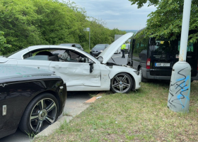 Ukradené BMW nabouralo do dodávky, řidič BMW i spolujezdec z místa utekli