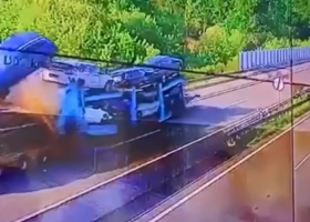 Na sociálních sítích se objevilo video zachycující kamion, který vtlačil Fabii na D1 pod tahač s tankem