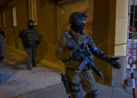 Nález podezřelých předmětů v pražských Strašnicích vyvolal policejní zásah