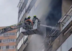 V Chomutově hořel panelák, záchranáři vyhlásili traumaplán