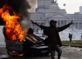 V ulicích Argentiny lidé protestují proti úsporným opatřením