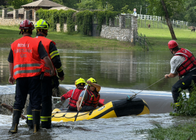 Záchranáři tahali z vody tři vodáky na Berounce
