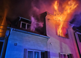 Dům na Olomoucku zachvátily plameny, dva obyvatelé a dva hasiči se zranili