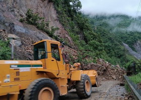 Masivní sesuv půdy v Nepálu strhl dva autobusy do řeky, pohřešuje se 66 lidí