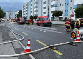 Při požáru domu ve Švýcarsku zemřeli otec a dcera, evakuovali devadesát lidí