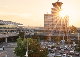 Na pražském letišti kolabuje odbavení zavazadel, lidé odletěli na dovolenou bez nich
