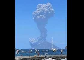 Stromboli i Etna jsou opět aktivní, italské úřady vydaly červené varování